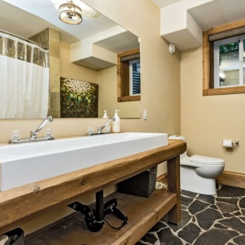 Downstairs bathroom, fully equipped and beautifully designed.