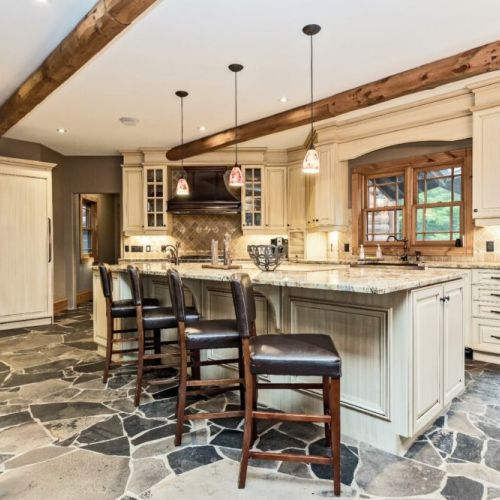 You'll find everything you need in this amazing, well stocked kitchen, whether you're putting breakfast together for the kids, or preparing a meal for a large group of friends and family!